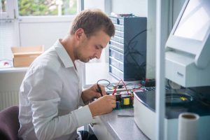 Фото відновлення та обслуговування лабораторного обладнання