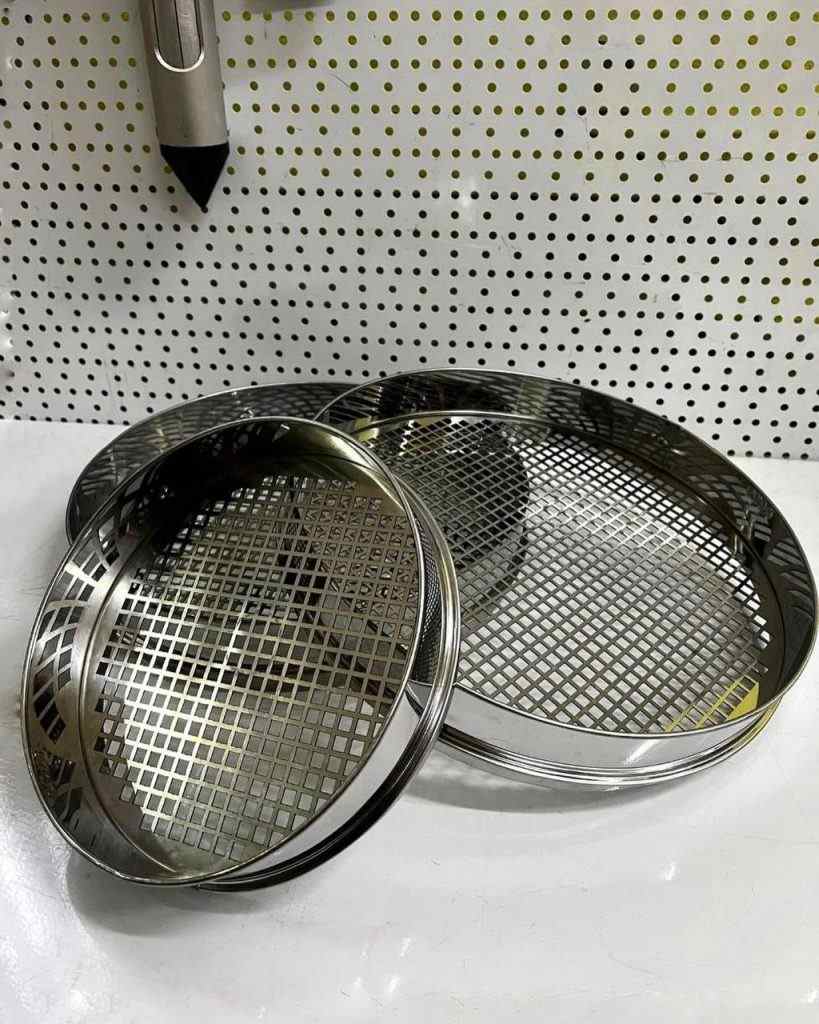 Зображення двох лабораторних сит різних діаметрів Два лабораторних сита різних діаметрів мають вплив точності просіювання| ФОП Ключкін А.І."