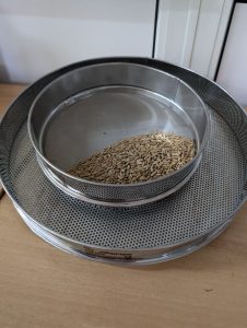 Набір металевих сит, складених одне на одне, розміщених на дерев’яній поверхні | ФОП Ключкін А.І.